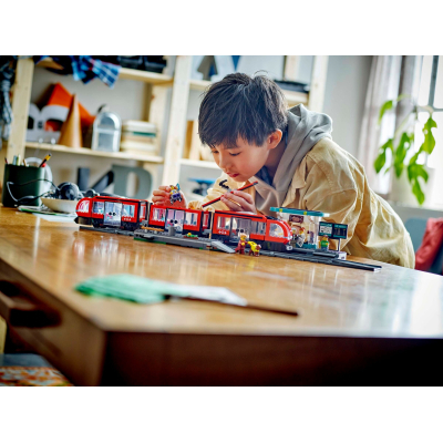 Конструктор Lego City Трамвай і вокзал у центрі міста 811 деталей (60423) фото №9