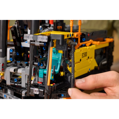 Конструктор Lego Technic Екскаватор Volvo EC500 Hybrid (42215) фото №11