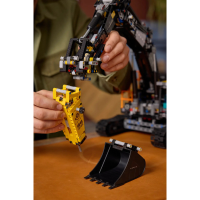 Конструктор Lego Technic Екскаватор Volvo EC500 Hybrid (42215) фото №8