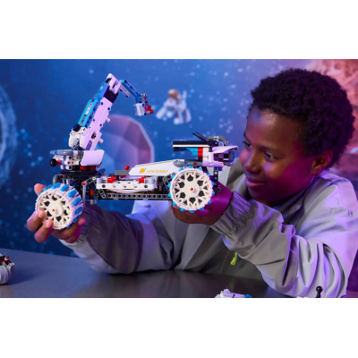 Конструктор Lego Technic Місяцехід Lunar Outpost. Космічний корабель (42211) фото №11