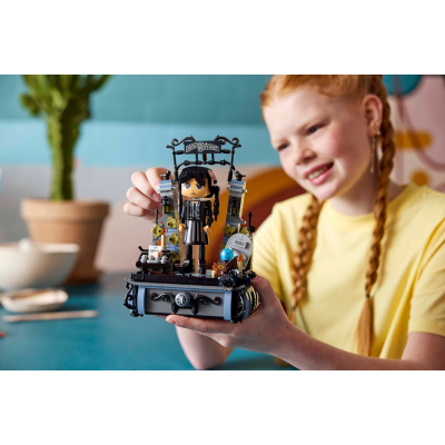 Конструктор Lego Wednesday Фігурка Венздей Аддамс (76780) фото №12