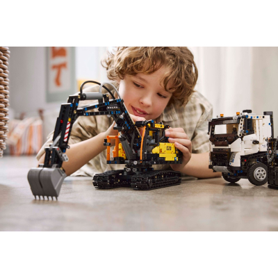 Конструктор Lego Technic Вантажівка Volvo FMX і Електричний екскаватор EC230 (42175) фото №12