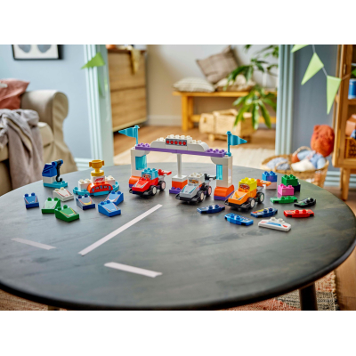 Конструктор Lego DUPLO Town Автомобілі для перегонів і пілоти команд Формули-1 (10445) фото №11