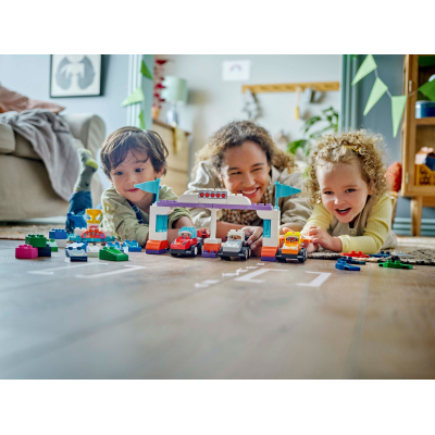 Конструктор Lego DUPLO Town Автомобілі для перегонів і пілоти команд Формули-1 (10445) фото №8