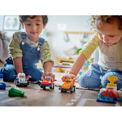 Конструктор Lego DUPLO Town Автомобілі для перегонів і пілоти команд Формули-1 (10445) фото №9